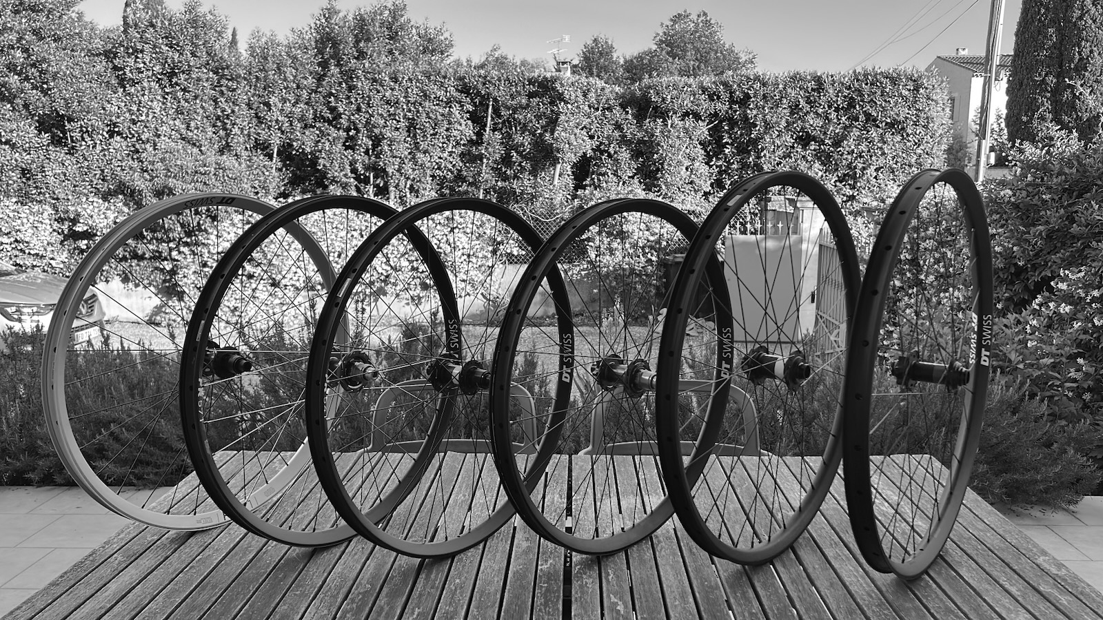 Lot de roues VTT montées à l'atelier Alpilles Wheels Racing, jantes aluminium et carbone en 27,5 et 29 pouces