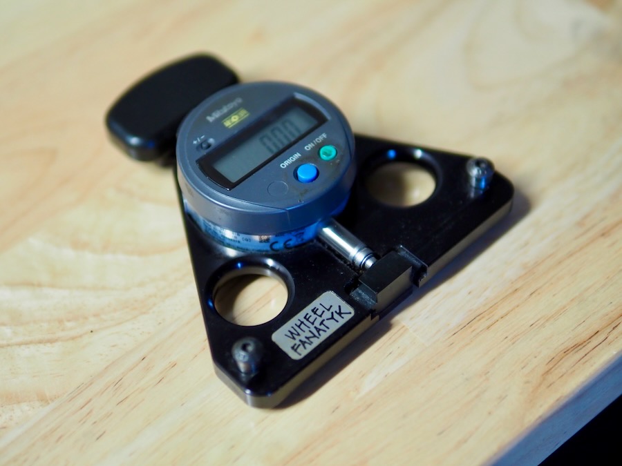 Tensiomètre Wheel Fanatyk posé sur un rayon