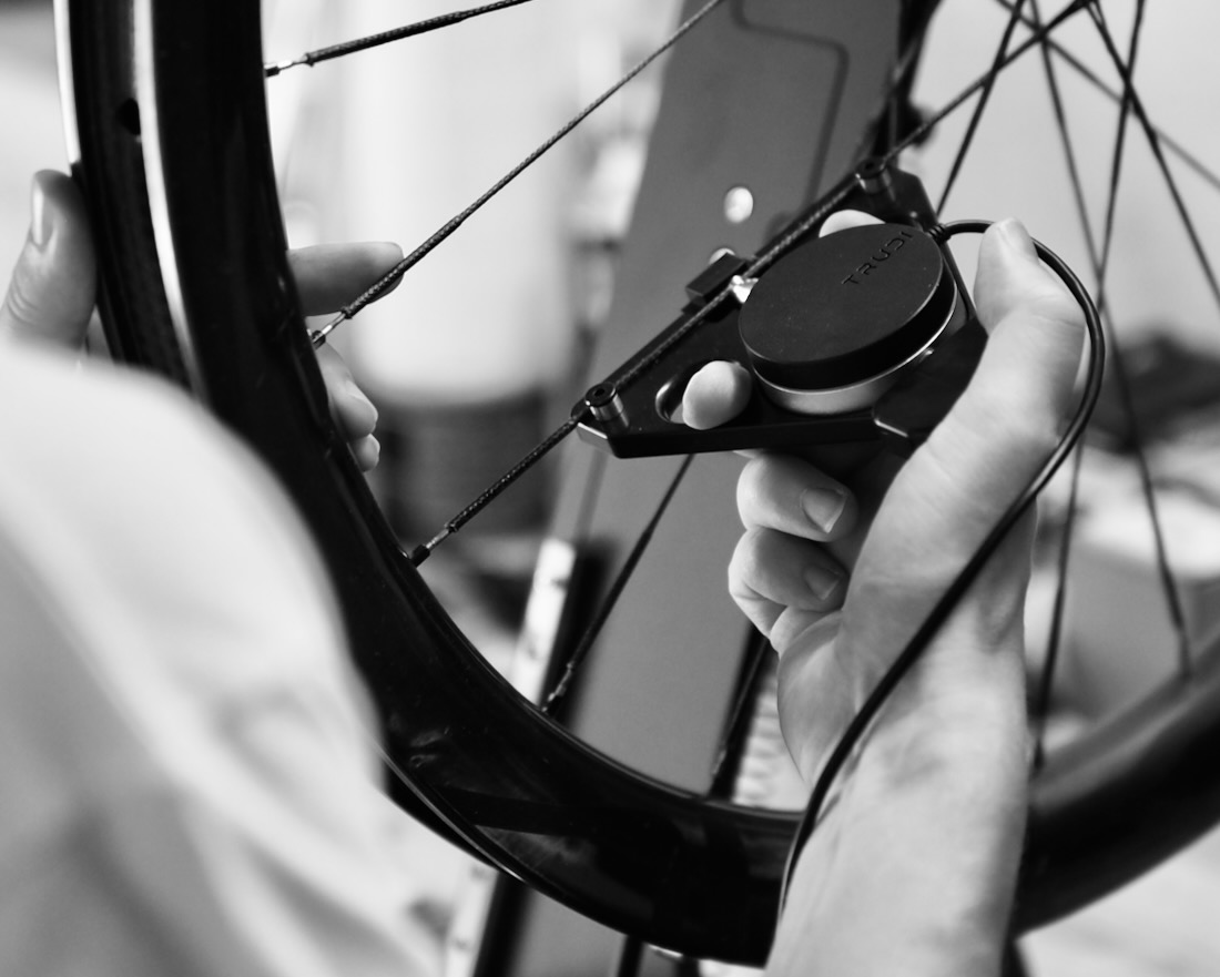 Relevé de tension d'une roue montée à la main, tension mesurée rayon par rayon