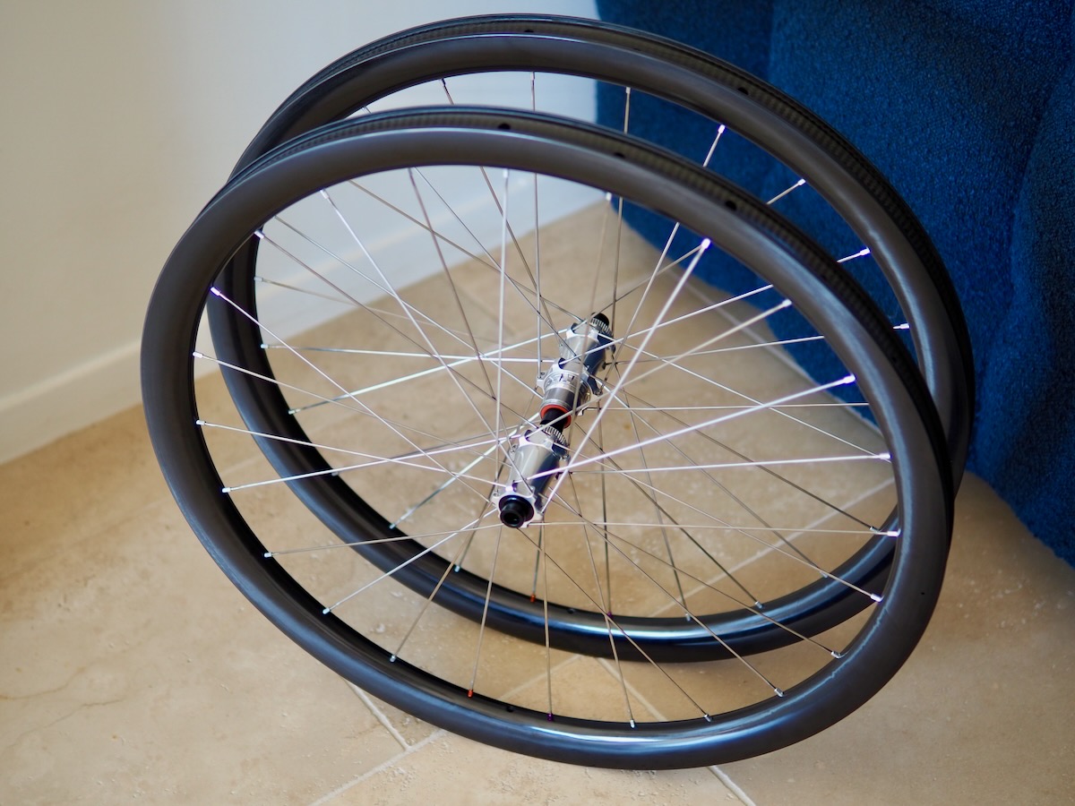 Paire de roues gravel 700c neuve, moyeux Erase et jantes carbone Light Bicycle